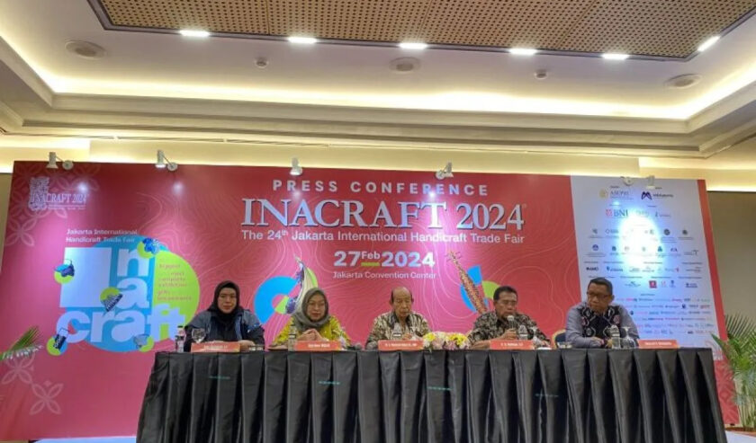 Hatman Wakil Ketua Umum I Asosiasi Eksportir dan Pengusaha Handicraft Indonesia (Asephi) yang juga Project Officer Inacraft 2024 (kedua kanan) berbicara dalam jumpa pers Inacraft 2024 di Jakarta, SElasa (27/2/2024). Foto: Antara