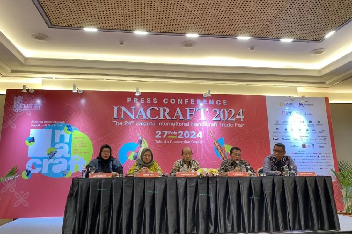 Hatman Wakil Ketua Umum I Asosiasi Eksportir dan Pengusaha Handicraft Indonesia (Asephi) yang juga Project Officer Inacraft 2024 (kedua kanan) berbicara dalam jumpa pers Inacraft 2024 di Jakarta, SElasa (27/2/2024). Foto: Antara