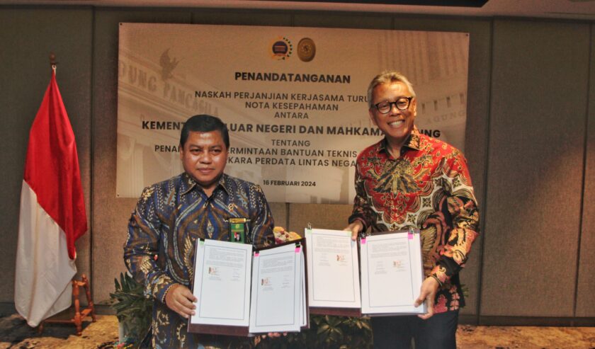 Heru Pramono Panitera Mahkamah Agung (kiri) dengan Andy Rachmianto Direktur Jenderal Protokol dan Konsuler (kanan) menandatangani lima Perjanjian Kerja Sama (PKS). Foto: Kemenlu RI