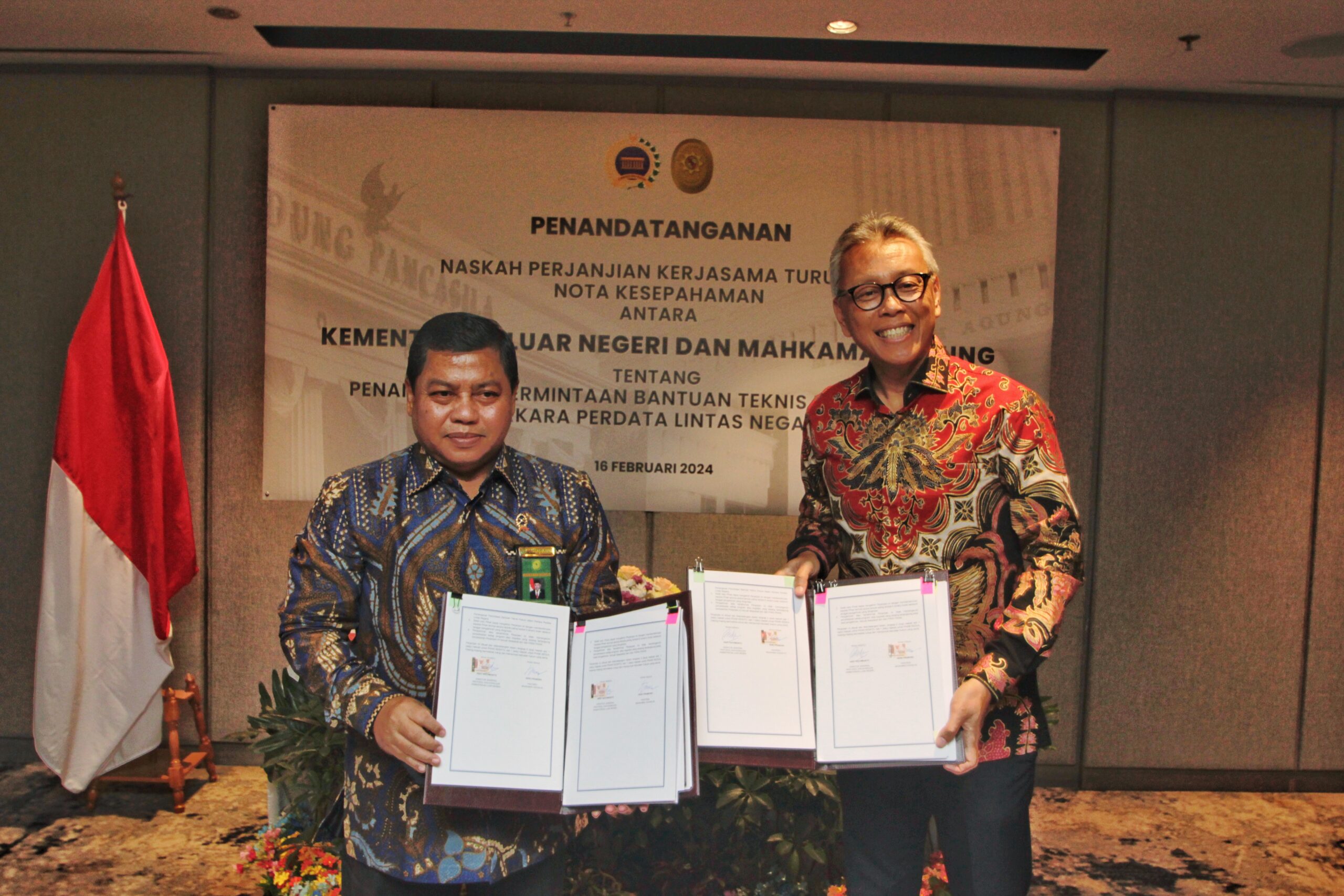 Heru Pramono Panitera Mahkamah Agung (kiri) dengan Andy Rachmianto Direktur Jenderal Protokol dan Konsuler (kanan) menandatangani lima Perjanjian Kerja Sama (PKS). Foto: Kemenlu RI