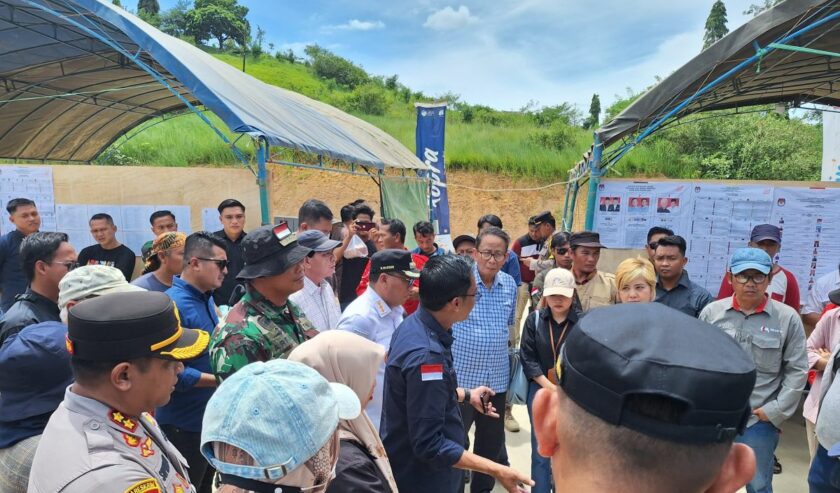 Sejumlah pekerja IKN yang tak bisa mencoblos di TPS lokasi khusus, Kecamatan Sepaku, Kalimantan Timur, Rabu (14/2/2024). Foto: Antara