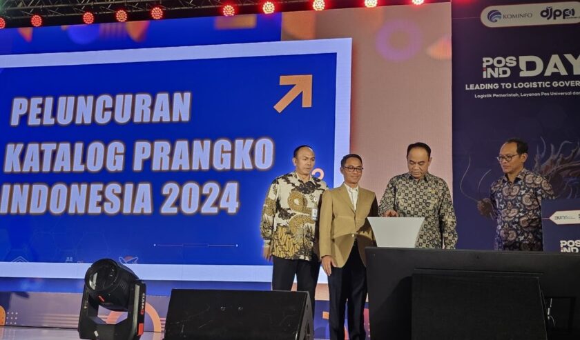 Budi Arie Setiadi Menteri Komunikasi dan Informatika meresmikan katalog prangko 2024 disaksikan oleh Faizal Rochmad Djoemadi Direktur Utama PT Pos Indonesia, dan Wayan Toni Supriyanto Direktur Jenderal Pos dan Penyelenggaraan Informatika Kemenkominfo di Jakarta Pusat, Rabu (7/2/2024). Foto: Antara