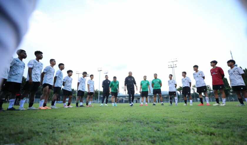 Nova Arianto Pelatih kepala tim U-16 di Lapangan Stadion Utama Gelora Bung Karno, Senayan, Jakarta. Foto : PSSI