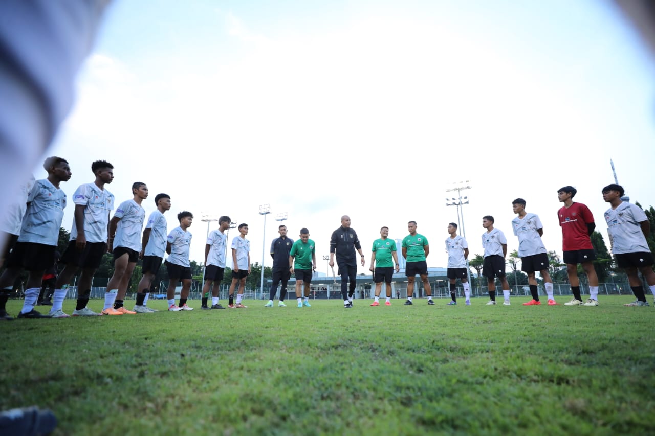 Nova Arianto Pelatih kepala tim U-16 di Lapangan Stadion Utama Gelora Bung Karno, Senayan, Jakarta. Foto : PSSI