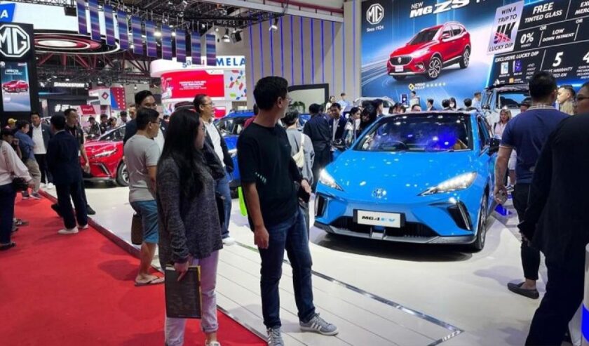 Pengunjung melihat kendaraan yang dipamerkan dalam ajang Indonesia International Motor Show (IIMS) 2024 di JI-Expo Kemayoran, Jakarta, Sabtu (24/2/2024). Foto : Antara