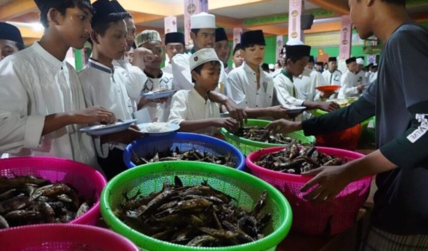 Kementerian Kelautan dan Perikanan (KKP) membagikan lima ton ikan layang untuk santri di Jawa Timur. Foto : Antara