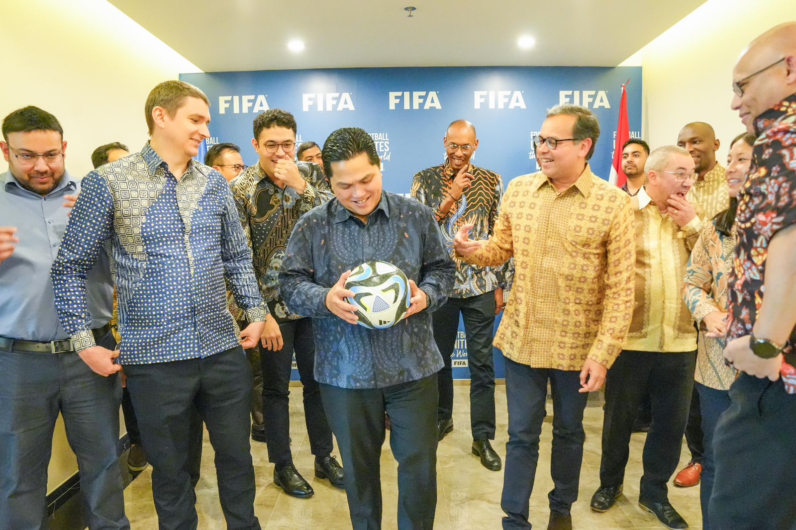 Erick Thohir Ketua Umum PSSI Erick Thohir bersama delegasi FIFA dalam pertemuan di Kantor FIFA Indonesia di Jakarta, Selasa (27/2/2024). Foto: Instagram @erickthohir