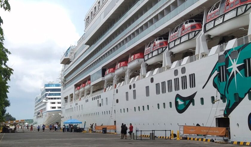 Sejumlah penumpang dua kapal pesiar jumbo turun menuju terminal kedatangan internasional Pelabuhan Benoa, Denpasar, Bali, Senin (1/1/2024) Foto : Antara