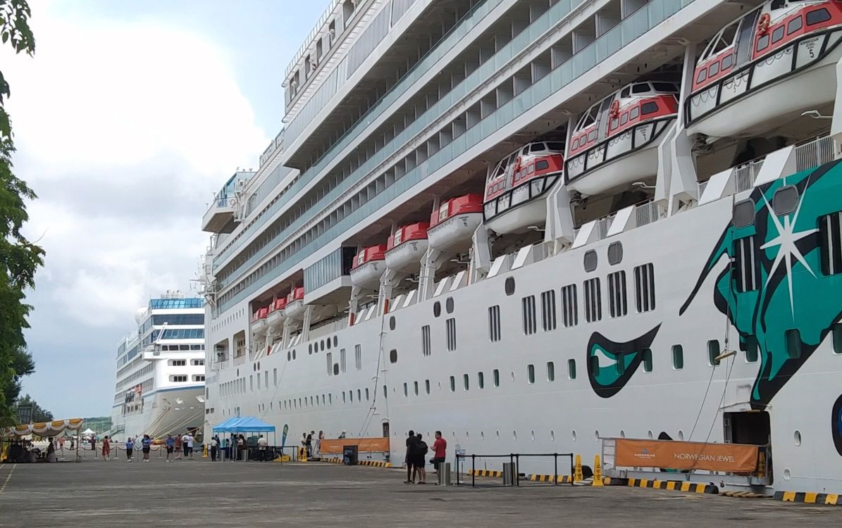 Sejumlah penumpang dua kapal pesiar jumbo turun menuju terminal kedatangan internasional Pelabuhan Benoa, Denpasar, Bali, Senin (1/1/2024) Foto : Antara