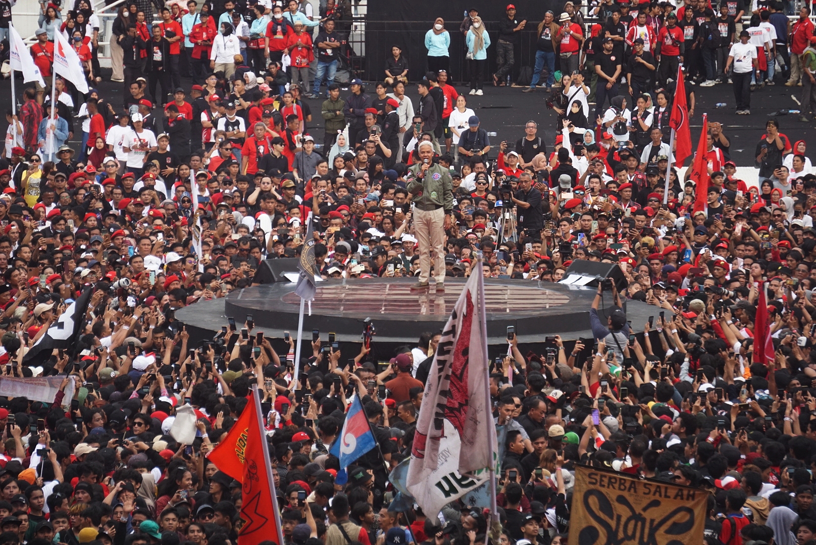 Ganjar Pranowo Capres nomor urut tiga saat berpidato di kampanye akbar hajatan rakyat di Stadion Utama Gelora Bung Karno, Jakarta, Sabtu (3/2/2024). Foto : Faiz Fadjarudin suarasurabaya.net