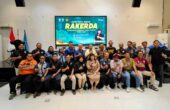 Grace Evi Ekawati Ketua Umum Perbasi Jatim (tengah) foto bersama dengan peserta Rakerda Perbasi di Surabaya, beberapa waktu lalu. Foto : Antara