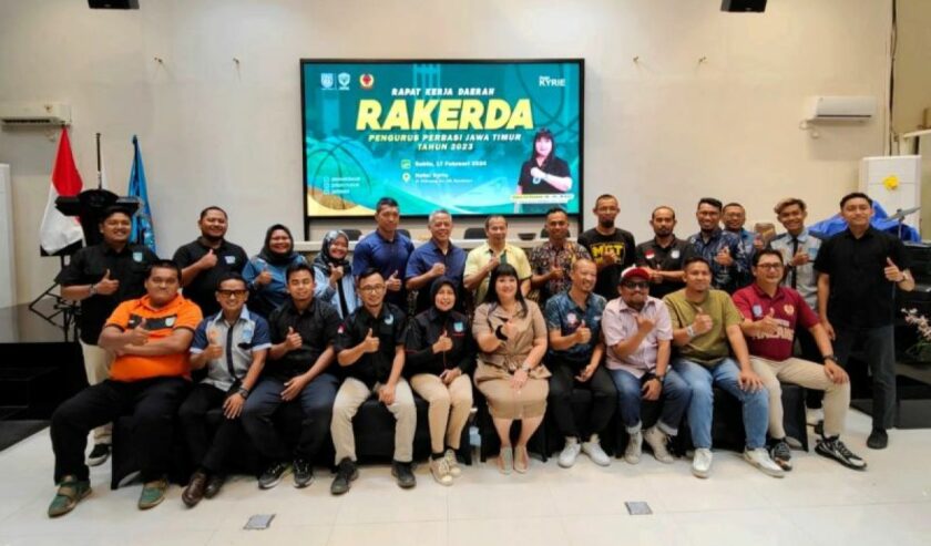 Grace Evi Ekawati Ketua Umum Perbasi Jatim (tengah) foto bersama dengan peserta Rakerda Perbasi di Surabaya, beberapa waktu lalu. Foto : Antara