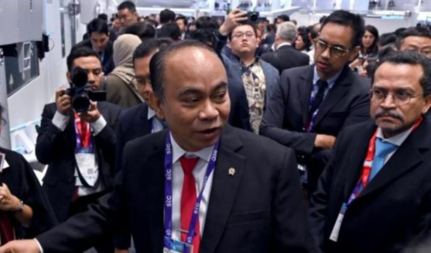 Budi Arie Setiadi Menteri Komunikasi dan Informatika saat menghadiri pameran inovasi teknologi dan telekomunikasi Mobile World Congress (MWC) di Barcelona