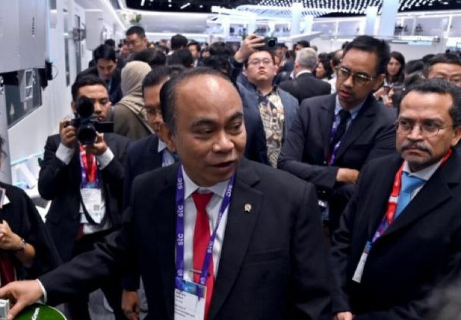 Budi Arie Setiadi Menteri Komunikasi dan Informatika saat menghadiri pameran inovasi teknologi dan telekomunikasi Mobile World Congress (MWC) di Barcelona