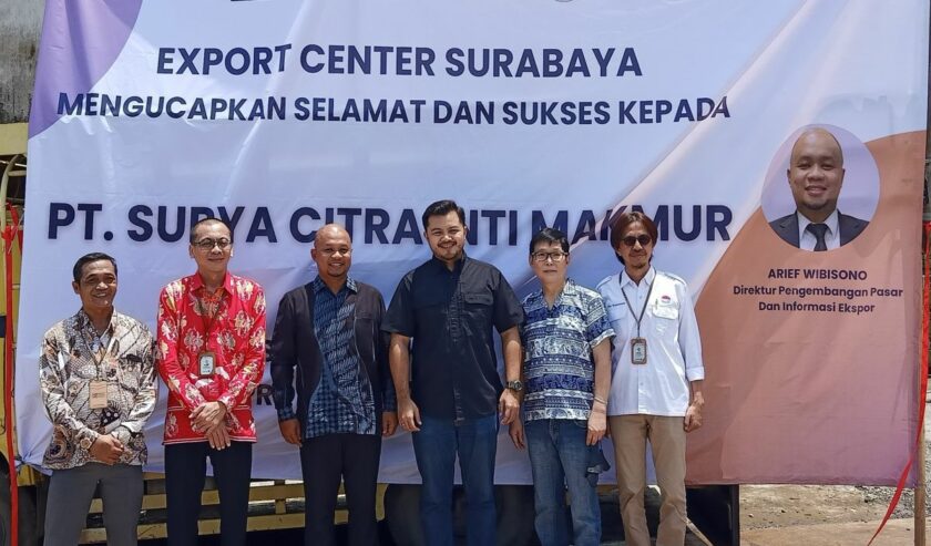 Pelepasan ekspor perdana dari pelaku usaha kecil dan menengah (UKM) binaan Export Center Surabaya di Surabaya, Jawa Timur, Selasa (27/2/2024). Foto : Antara