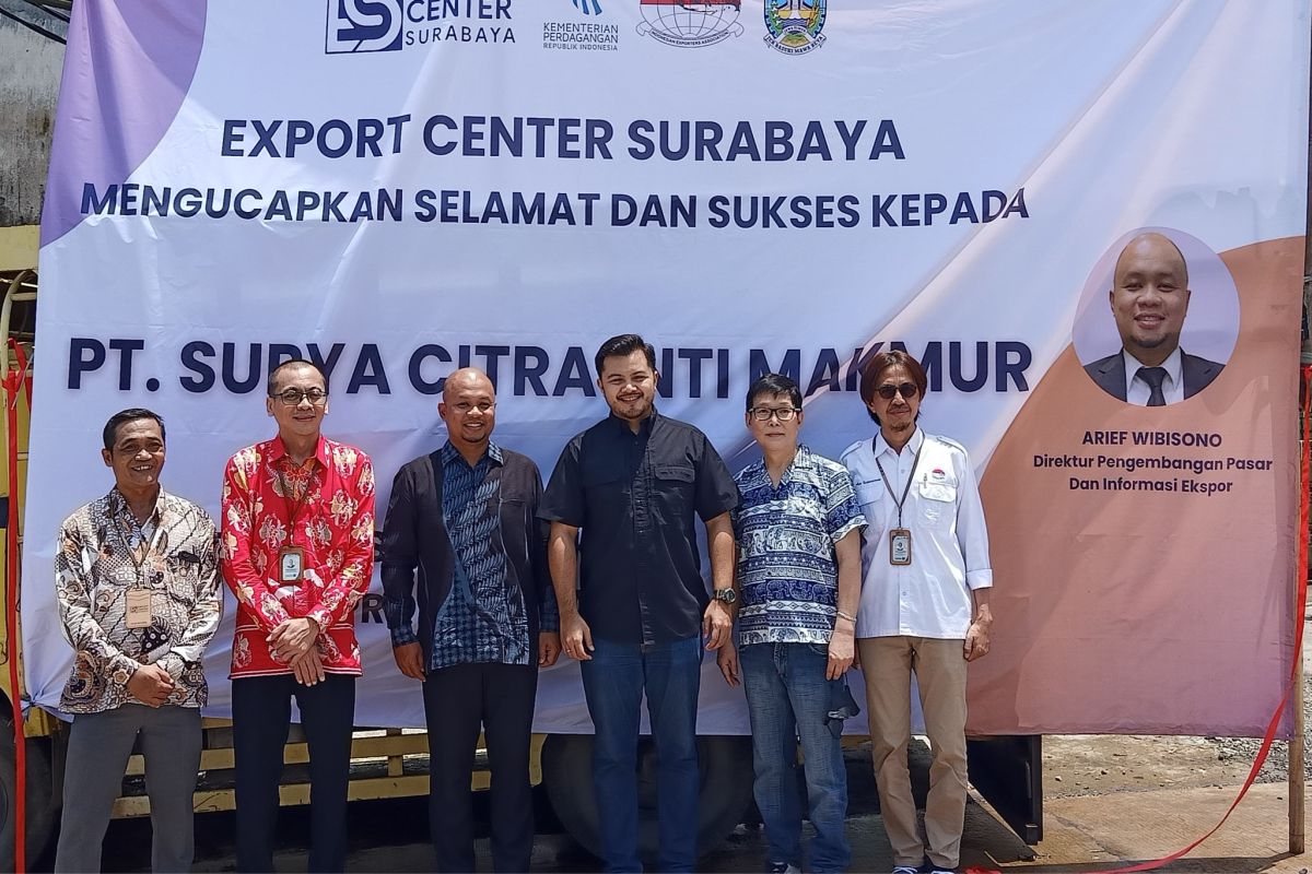 Pelepasan ekspor perdana dari pelaku usaha kecil dan menengah (UKM) binaan Export Center Surabaya di Surabaya, Jawa Timur, Selasa (27/2/2024). Foto : Antara