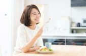 Ilustrasi - Seorang wanita sedang makan. Foto: iStock