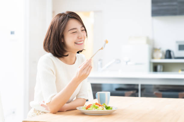 Ilustrasi - Seorang wanita sedang makan. Foto: iStock