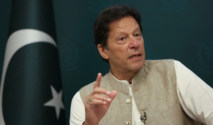 Imran Khan mantan Perdana Menteri Pakistan dalam sebuah sesi wawancara di Islamabad, Pakistan. Foto: Reuters