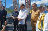 Joko Widodo Presiden didampingi Olly Dondokambey Gubernur Sulut, sejumlah menteri dan pejabat terkait menjawab pertanyaan wartawan usai melepas benih ikan di Bendungan Lolak, Kabupaten Bolaang Mongondow, Sulawesi Utara, Jumat (23/2/2024). Foto: Antara