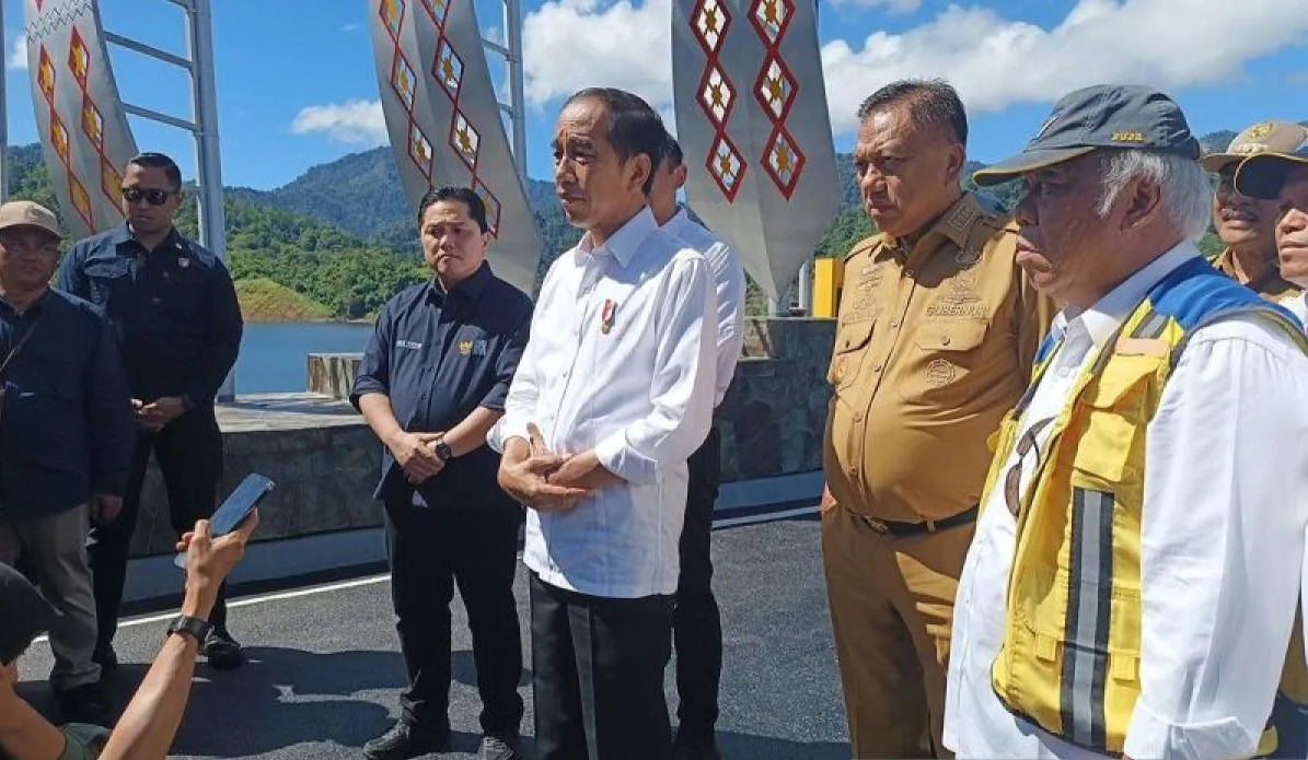 Joko Widodo Presiden didampingi Olly Dondokambey Gubernur Sulut, sejumlah menteri dan pejabat terkait menjawab pertanyaan wartawan usai melepas benih ikan di Bendungan Lolak, Kabupaten Bolaang Mongondow, Sulawesi Utara, Jumat (23/2/2024). Foto: Antara