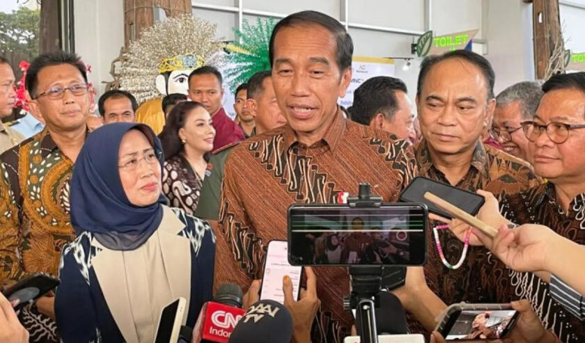 Joko Widodo Presiden memberikan keterangan kepada wartawan usai menghadiri acara Puncak Peringatan Hari Pers Nasional 2024, di kawasan Ancol Jakarta, Selasa (20/2/2024). Foto: Antara