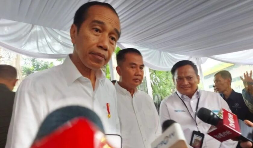 Jokowi Presiden menyampaikan keterangan pers usai acara silaturahim dengan para nasabah Program Membina Ekonomi Keluarga Sejahtera (Mekaar) Binaan Permodalan Nasional Madani (PNM) di GOR Basket Bekasi, Jawa Barat, pada Jumat (16/2/2024). Foto: Antara