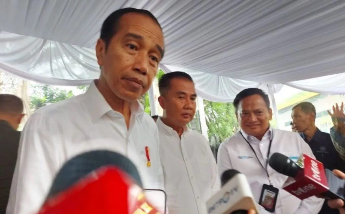 Jokowi Presiden menyampaikan keterangan pers usai acara silaturahim dengan para nasabah Program Membina Ekonomi Keluarga Sejahtera (Mekaar) Binaan Permodalan Nasional Madani (PNM) di GOR Basket Bekasi, Jawa Barat, pada Jumat (16/2/2024). Foto: Antara