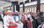 Bissu Kahar Eka adalah salah satu jamaah haji dari Kelompok Terbang (Kloter) 22 Debarkasi Makassar yang tiba di Asrama Haji Sudiang, Makassar, Jumat (21/7/2023). Foto: Antara