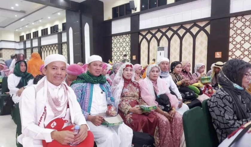 Bissu Kahar Eka adalah salah satu jamaah haji dari Kelompok Terbang (Kloter) 22 Debarkasi Makassar yang tiba di Asrama Haji Sudiang, Makassar, Jumat (21/7/2023). Foto: Antara