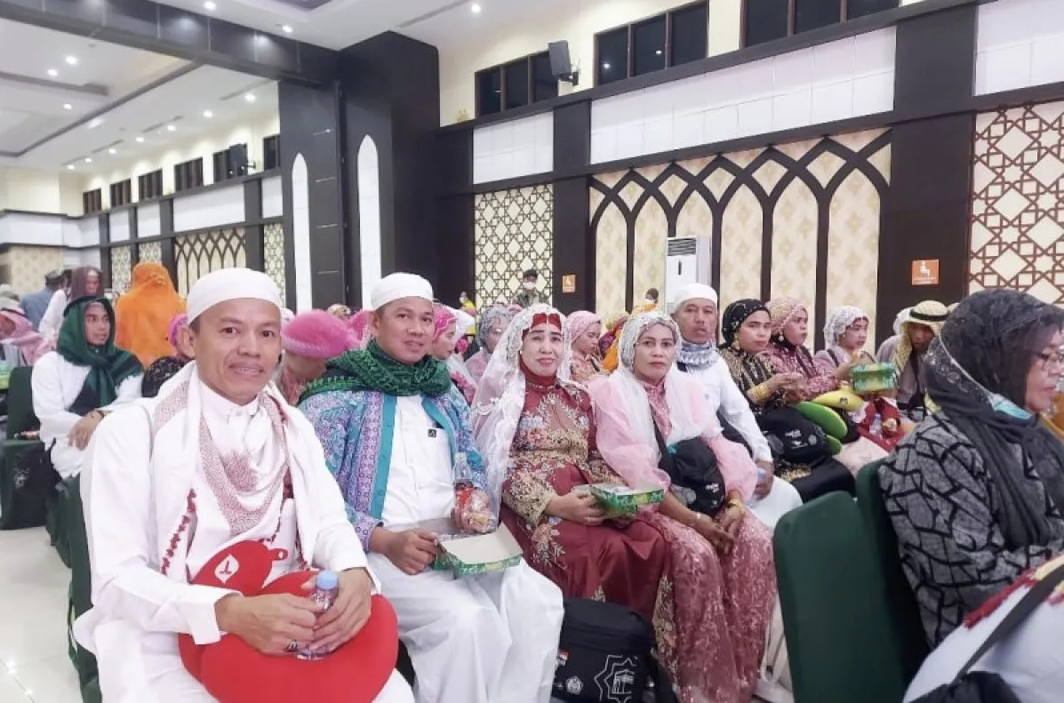 Bissu Kahar Eka adalah salah satu jamaah haji dari Kelompok Terbang (Kloter) 22 Debarkasi Makassar yang tiba di Asrama Haji Sudiang, Makassar, Jumat (21/7/2023). Foto: Antara