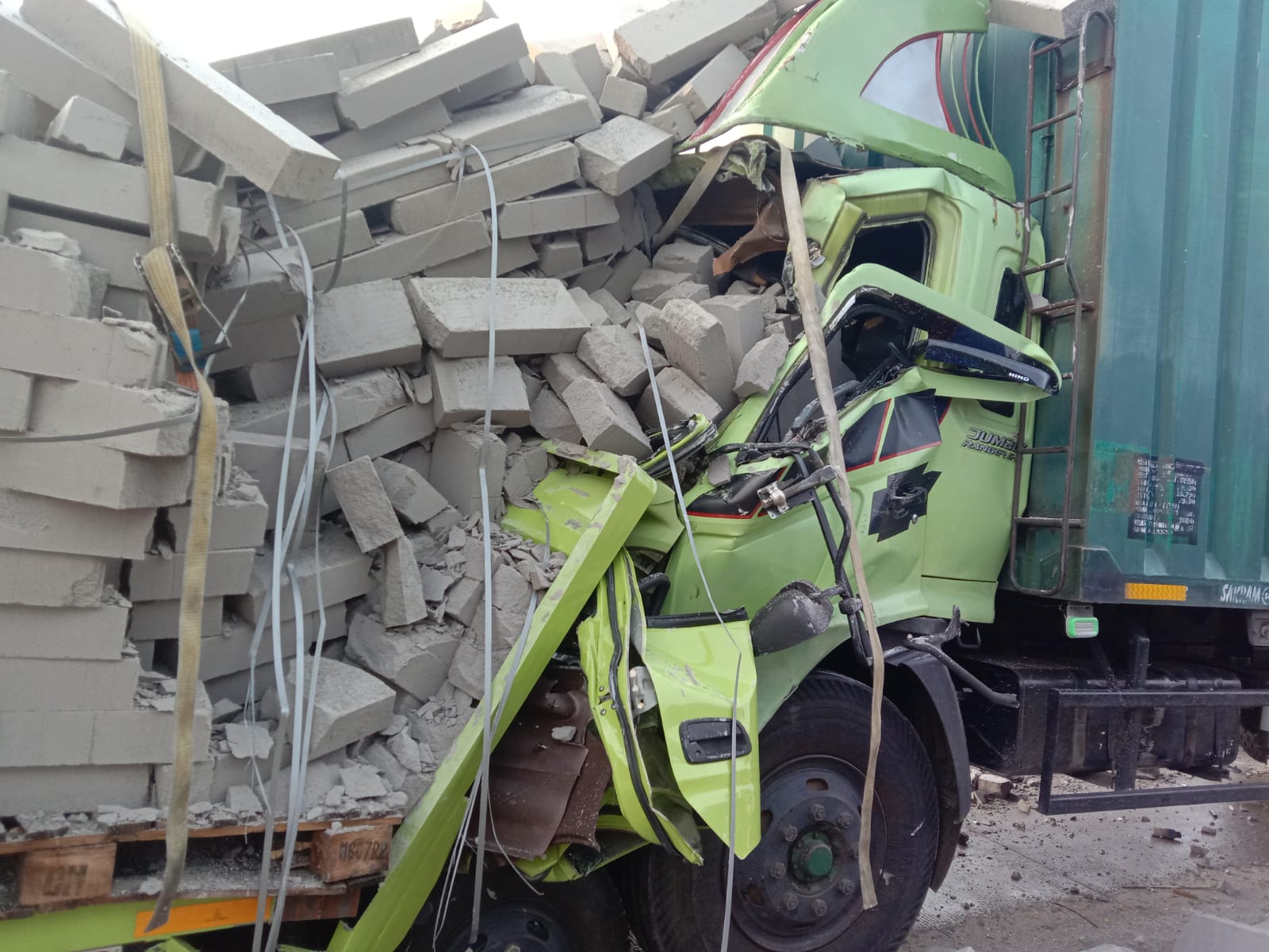 Kondisi truk boks yang ringsek usai tabrakan dengan truk pengangkut hebel di Perak, Jombang. Foto: Humas Polres Jombang