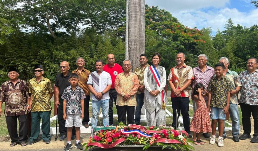 Bambang Gunawan Konjen RI di Noumea, Florence Rolland Wali Kota La Foa, beserta para tokoh dan diaspora Indonesia berfoto bersama setelah meletakkan karangan bunga di depan monumen kedatangan pekerja Indonesia di New Caledonia. Foto: Konjen RI Noumea