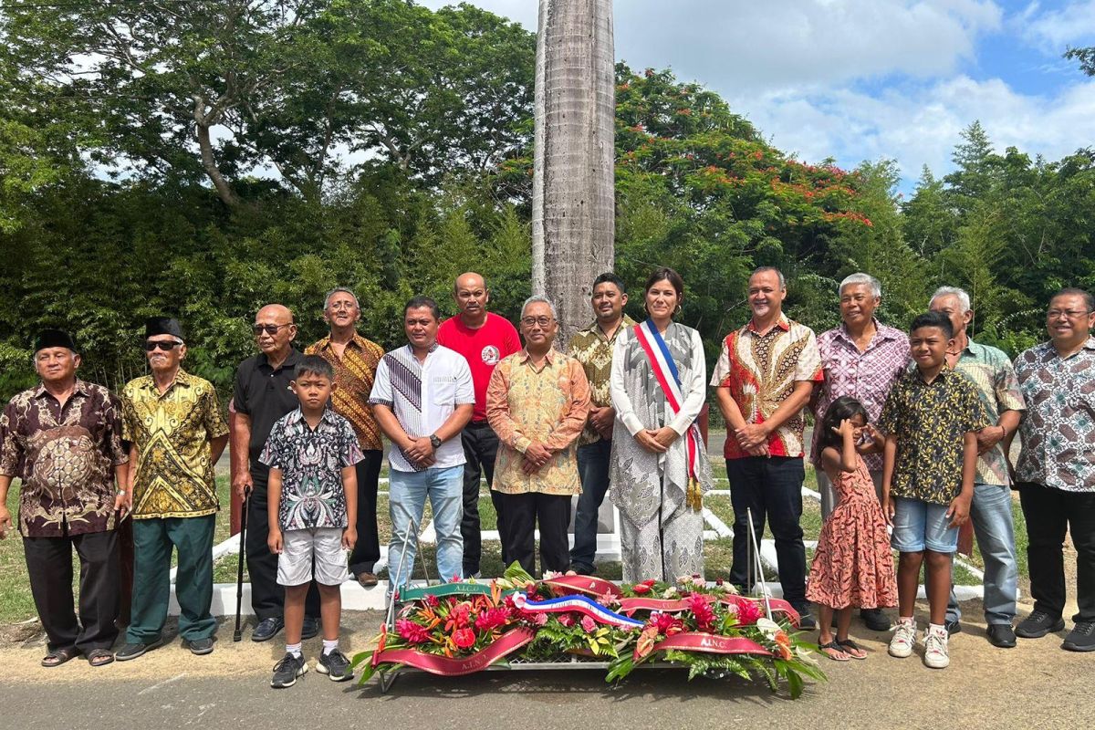 Bambang Gunawan Konjen RI di Noumea, Florence Rolland Wali Kota La Foa, beserta para tokoh dan diaspora Indonesia berfoto bersama setelah meletakkan karangan bunga di depan monumen kedatangan pekerja Indonesia di New Caledonia. Foto: Konjen RI Noumea