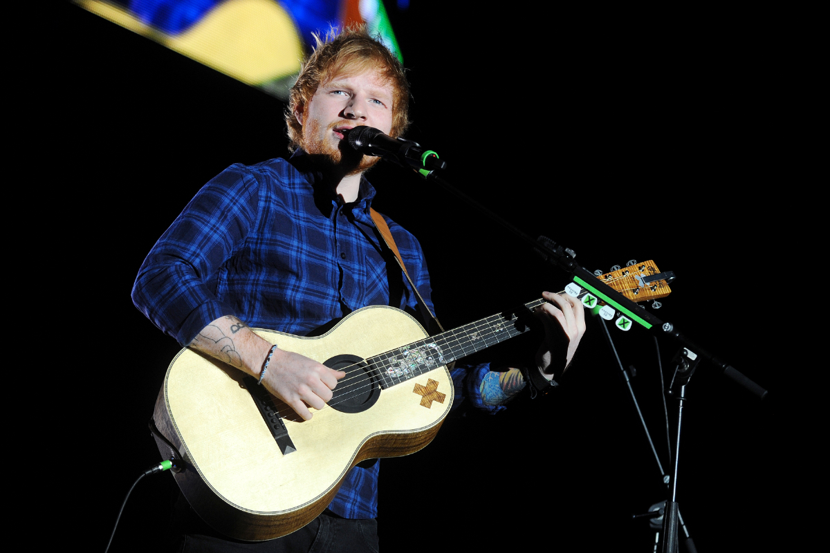 Ed Sheeran, penyanyi pop asal Inggris dengan gitar akustik andalannya. Foto: Kemenparekraf RI