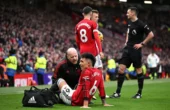 Lisandro Martinez mengalami cedera ketika Manchester United menang 3-0 atas West Ham United di Old Trafford, Minggu (4/2/2024) lalu. Foto: Getty Images