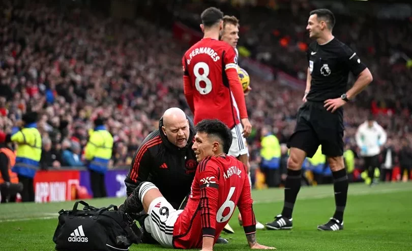 Lisandro Martinez mengalami cedera ketika Manchester United menang 3-0 atas West Ham United di Old Trafford, Minggu (4/2/2024) lalu. Foto: Getty Images