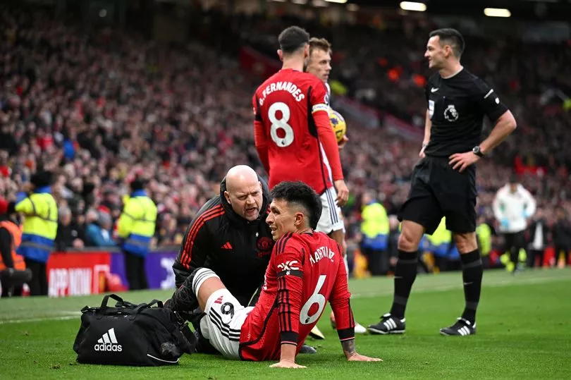 Lisandro Martinez mengalami cedera ketika Manchester United menang 3-0 atas West Ham United di Old Trafford, Minggu (4/2/2024) lalu. Foto: Getty Images