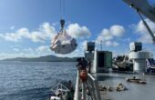 Logistik pemilu diturunkan dari atas KRI Teluk Wondama-527 ke kapal-kapal kecil untuk dikirim ke pulau-pulau di Maluku Barat Daya, Maluku, Sabtu (10/2/2024). Foto: Antara