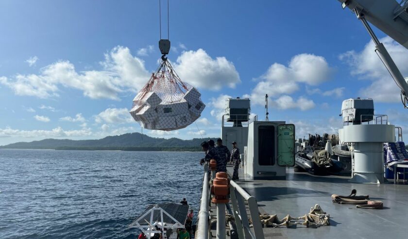 Logistik pemilu diturunkan dari atas KRI Teluk Wondama-527 ke kapal-kapal kecil untuk dikirim ke pulau-pulau di Maluku Barat Daya, Maluku, Sabtu (10/2/2024). Foto: Antara