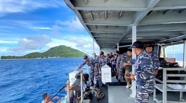 Logistik pemilu diturunkan dari atas KRI Kakap-811 ke kapal-kapal kecil untuk dikirim ke pulau-pulau di Kepulauan Sangihe, Sulawesi Utara, Kamis (8/2/2024). Foto: Antara