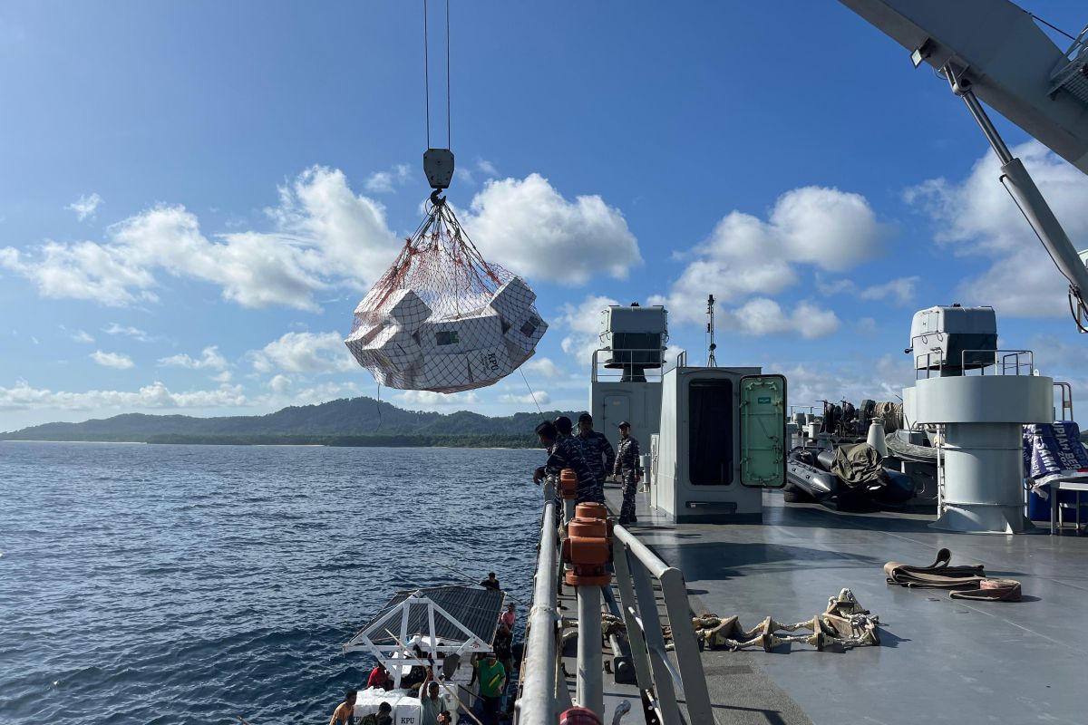 Logistik pemilu diturunkan dari atas KRI Teluk Wondama-527 ke kapal-kapal kecil untuk dikirim ke pulau-pulau di Maluku Barat Daya, Maluku, Sabtu (10/2/2024). Foto: Antara