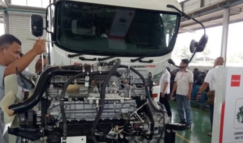 Mekanik membuka mesin diesel Isuzu di Isuzu Training Center, Bekasi, Jawa Barat. Foto Antara