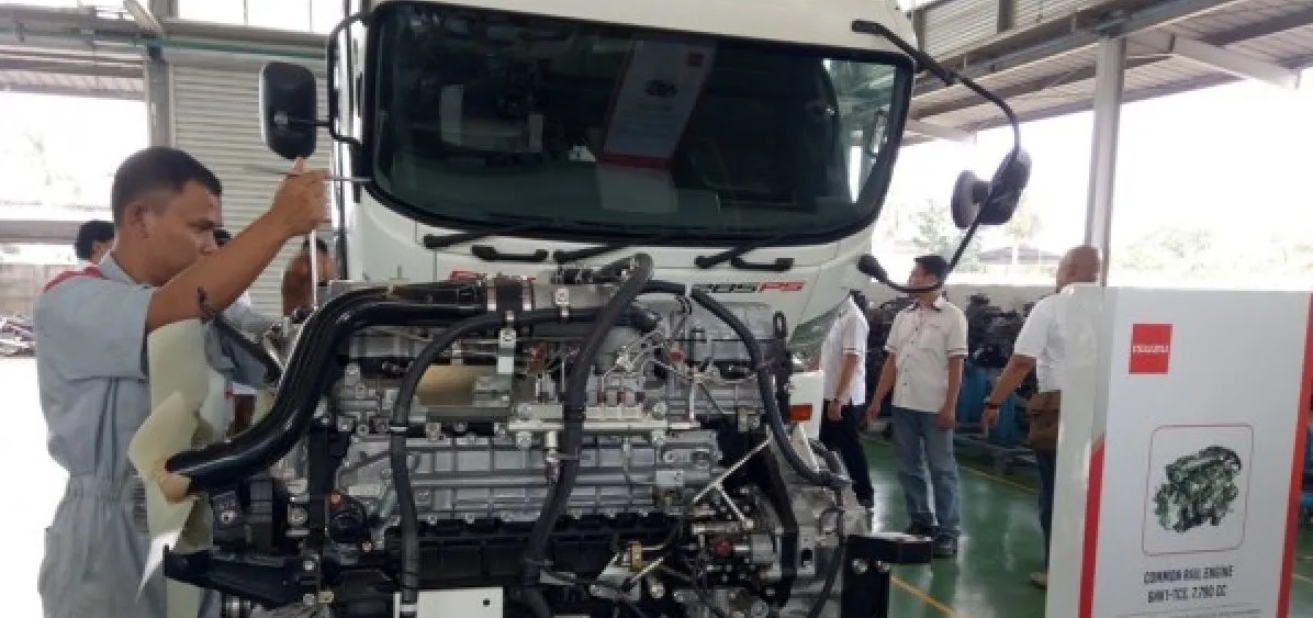 Mekanik membuka mesin diesel Isuzu di Isuzu Training Center, Bekasi, Jawa Barat. Foto Antara