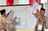 Dua orang petugas KPPS menghitung perolehan suara Pilpres 2024 di TPS 053 di Jalan Kebagusan IV Dalam, Kelurahan Kebagusan, Kecamatan Pasar Minggu, Jakarta Selatan, Jakarta, Rabu (14/2/2024). Foto: Antara