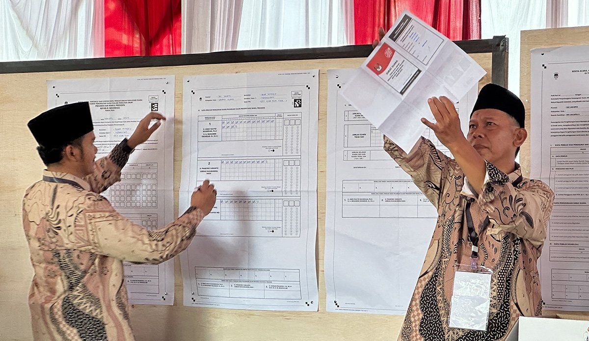 Dua orang petugas KPPS menghitung perolehan suara Pilpres 2024 di TPS 053 di Jalan Kebagusan IV Dalam, Kelurahan Kebagusan, Kecamatan Pasar Minggu, Jakarta Selatan, Jakarta, Rabu (14/2/2024). Foto: Antara