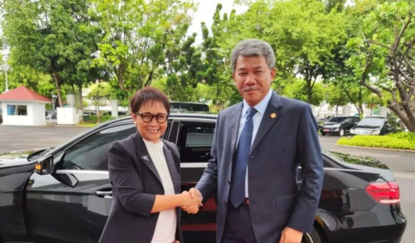 Retno Marsudi Menteri Luar Negeri RI (kiri) berjabat tangan dengan Menlu Malaysia Mohamad Hasan (kanan) di Istana Kepresidenan, Jakarta, pada Selasa (6/2/2024). Foto: Antara