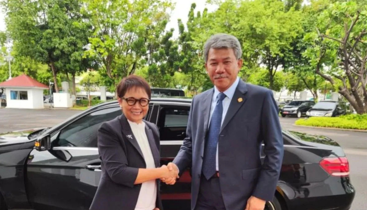 Retno Marsudi Menteri Luar Negeri RI (kiri) berjabat tangan dengan Menlu Malaysia Mohamad Hasan (kanan) di Istana Kepresidenan, Jakarta, pada Selasa (6/2/2024). Foto: Antara