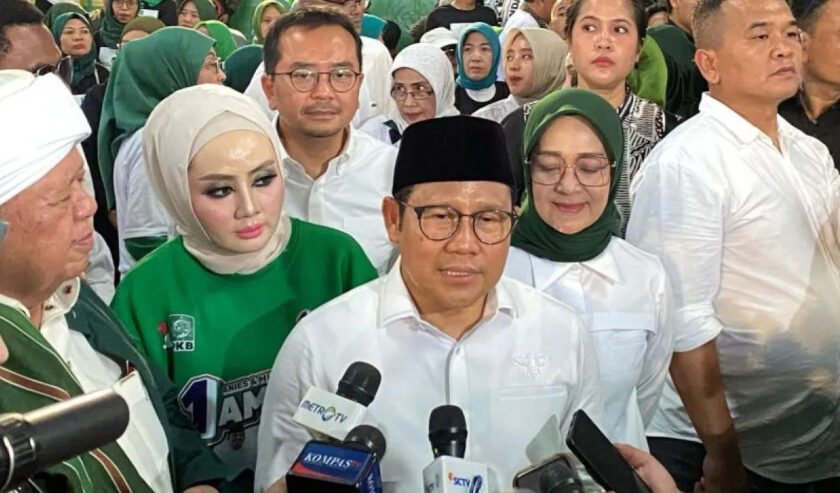 Muhaimin Iskandar calon wakil presiden nomor urut 1memberikan keterangan pers usai kampanye akbar Partai Kebangkitan Bangsa (PKB) bertajuk, JABAR Ngahiji, AMIN Kahiji (rebut kemenangan) di GOR C-Tra Arena Kota Bandung, Jawa Barat, Kamis (8/2/2024). Foto: Antara