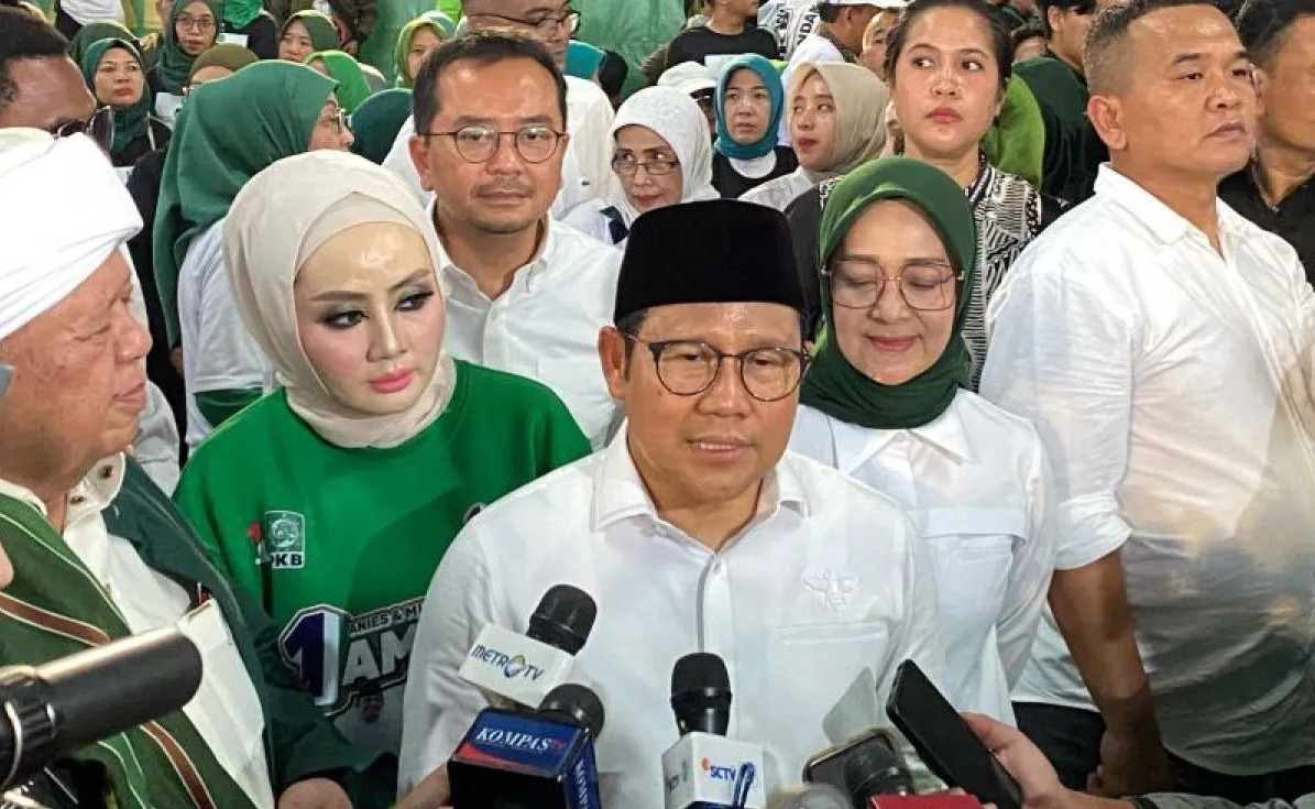 Muhaimin Iskandar calon wakil presiden nomor urut 1memberikan keterangan pers usai kampanye akbar Partai Kebangkitan Bangsa (PKB) bertajuk, JABAR Ngahiji, AMIN Kahiji (rebut kemenangan) di GOR C-Tra Arena Kota Bandung, Jawa Barat, Kamis (8/2/2024). Foto: Antara